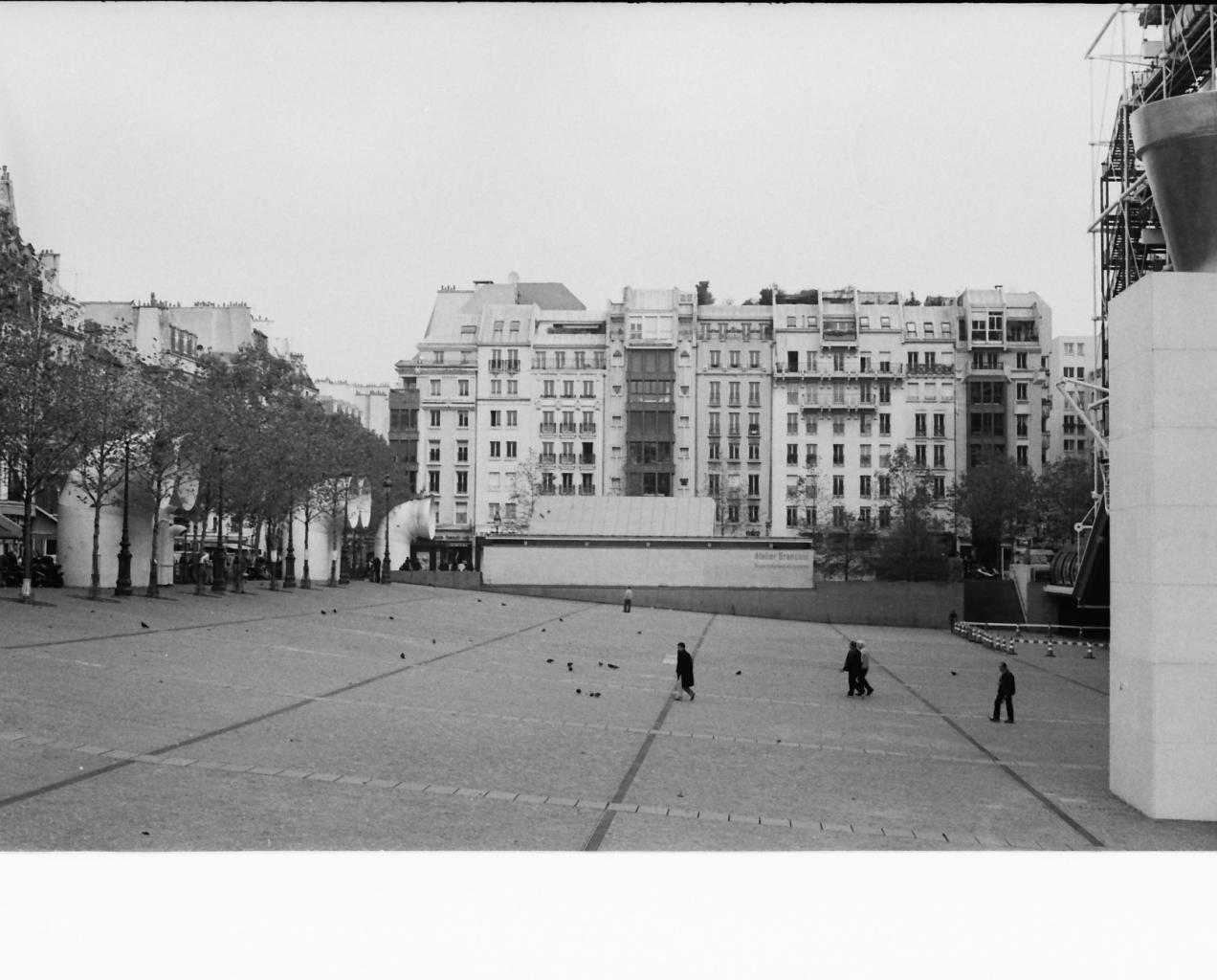 Devant le musée Pompidou 3