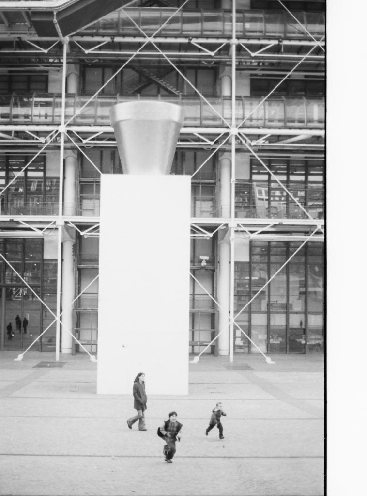 Devant le musée Pompidou